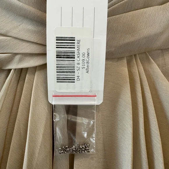 Elegant Strapless Beige Dress with Brooch size 10 - Picture 7 of 9